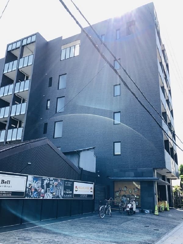 スタジオのエントランスと花と時計